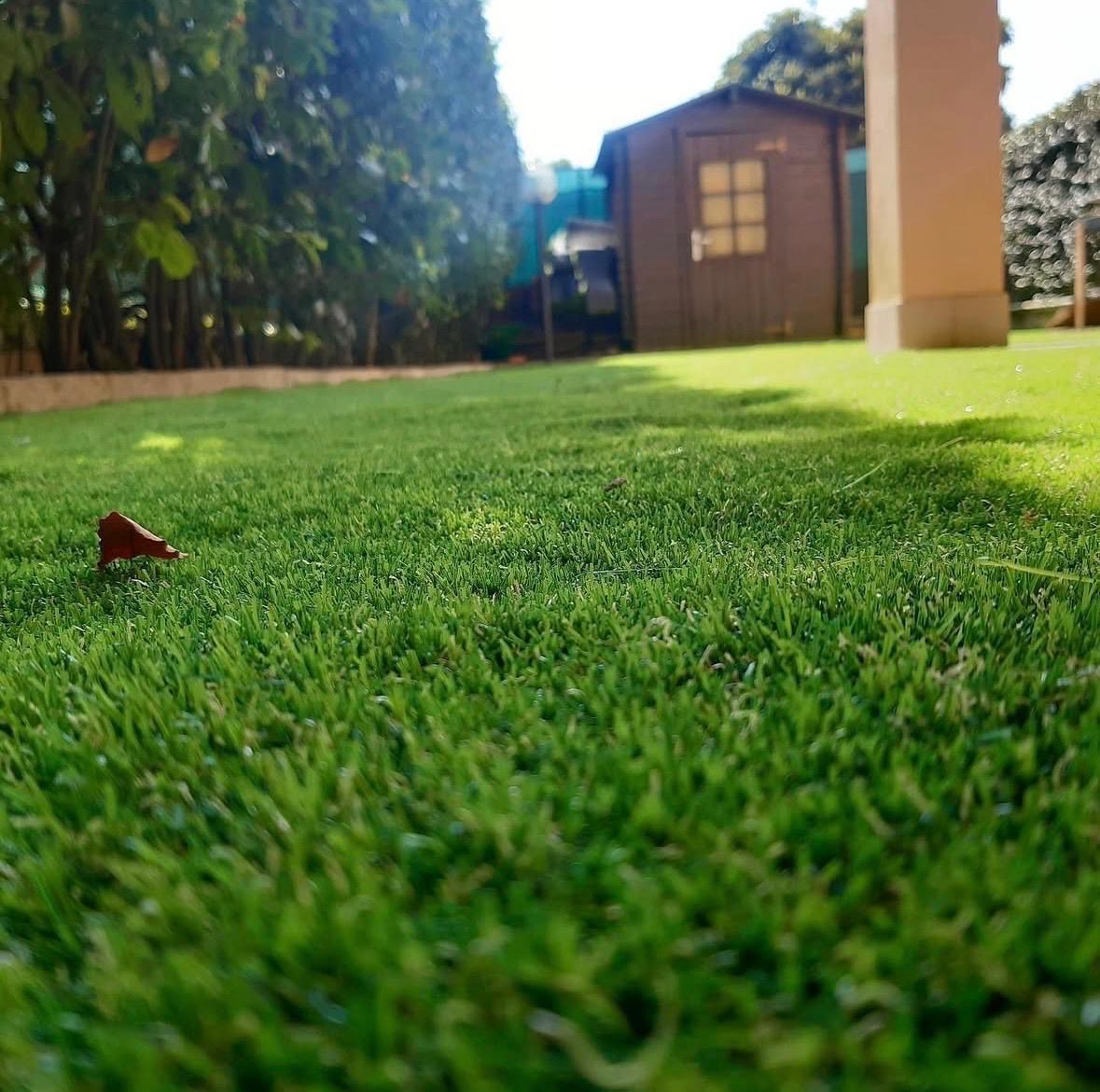 Prato sintetico con giardino e gazebo