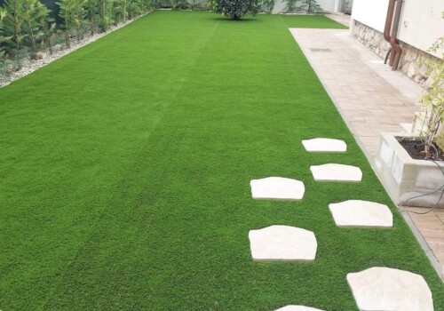 cortile interno verde con decorazioni in pietra