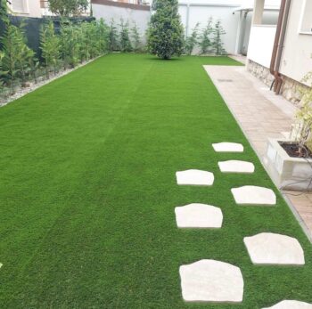 cortile interno verde con decorazioni in pietra