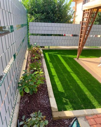 Prato sintetico con giardino e gazebo