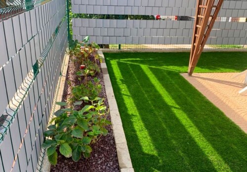Prato sintetico con giardino e gazebo