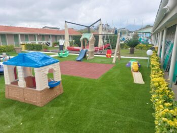 Prato sintetico con parco giochi