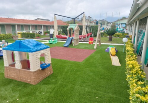 Prato sintetico con parco giochi