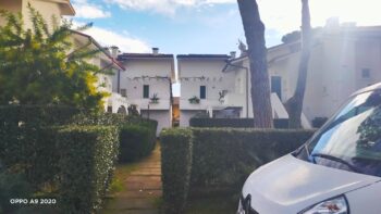 Villette a schiera con ingresso in pietra e siepi curate