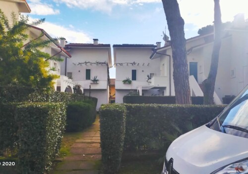 Villette a schiera con ingresso in pietra e siepi curate