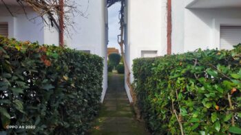Villetta a schiera residenziale con vialetto in pietra e accesso al cortile interno