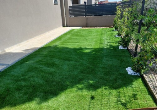 Progettazione di un giardino su retro cortile recintato